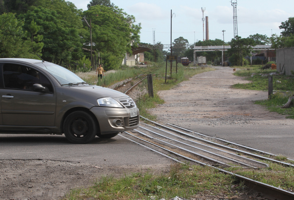 Foto: Carlos Queiroz - DP - Vias de acesso a regiões da cidade são cortadas pelos trilhos de trem
