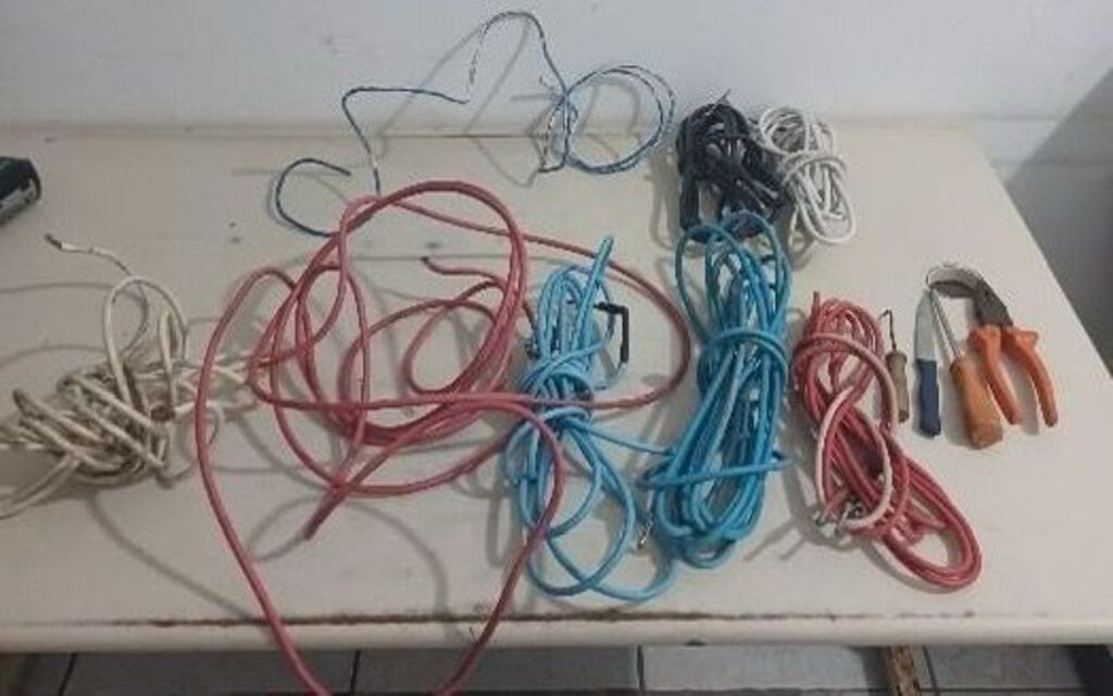 DUPLA É PRESA PELA PM FURTANDO FIOS DE ESCOLA EM SANTA ROSA DO SUL
