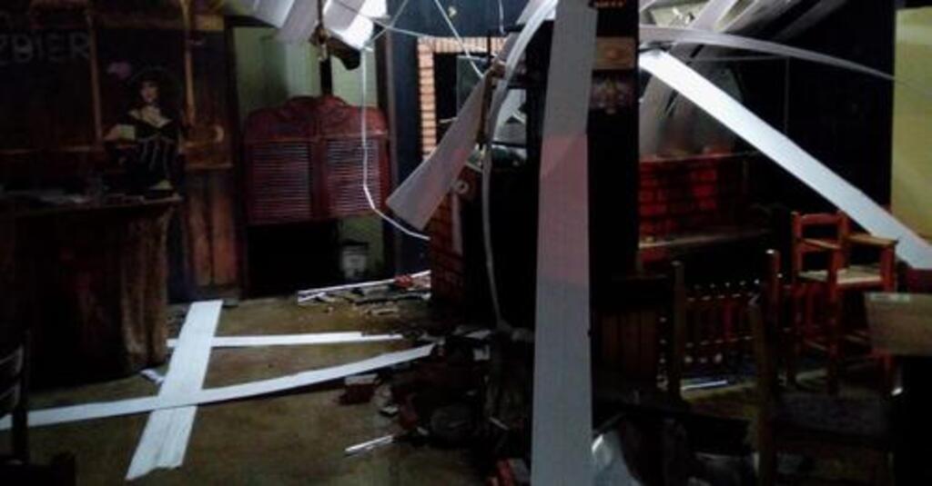 Estrutura de prédio em Timbó cai sobre homem durante temporal