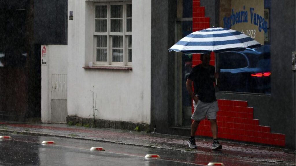 Fim de semana em SC começa com temperatura amena e chuva