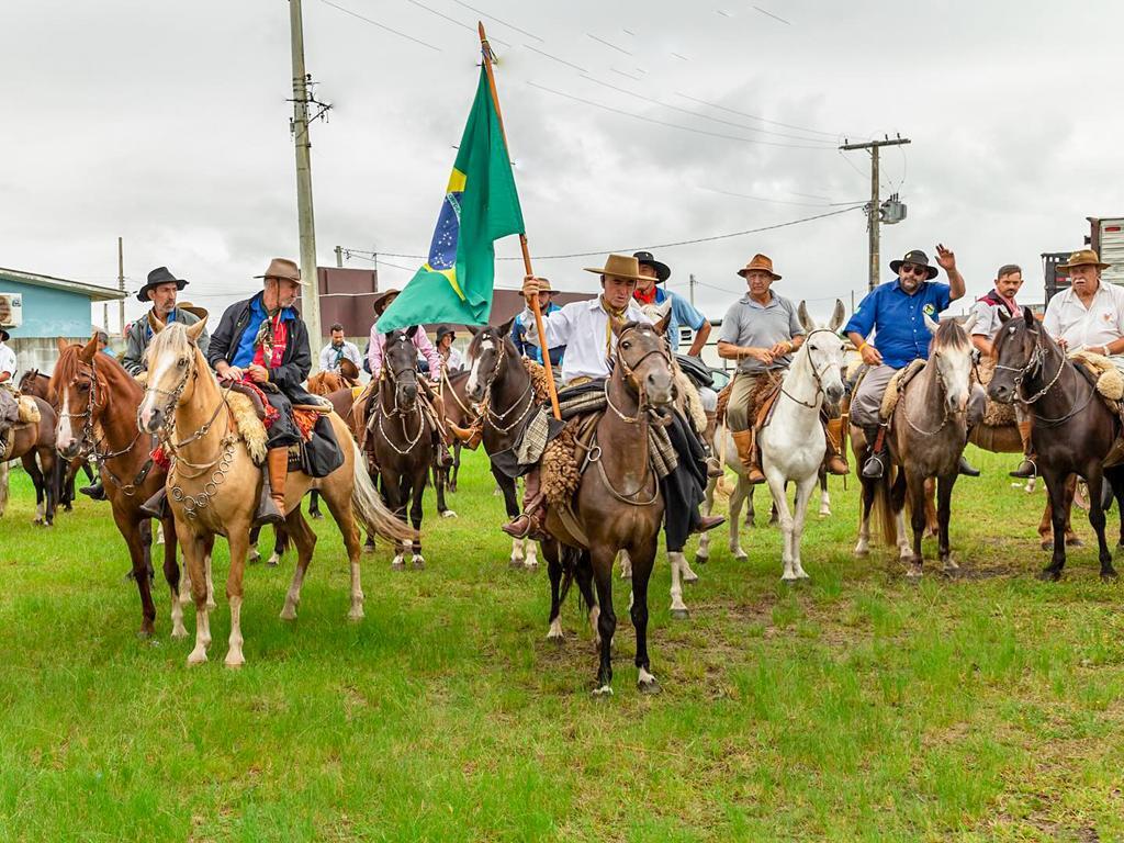 TRADICIONALISTAS DA REGIÃO MANTÉM VIVA A TRADIÇÃO E PROMOVEM A 33ª CAVALGADA DE SANTOS REIS EM PASSO DE TORRES