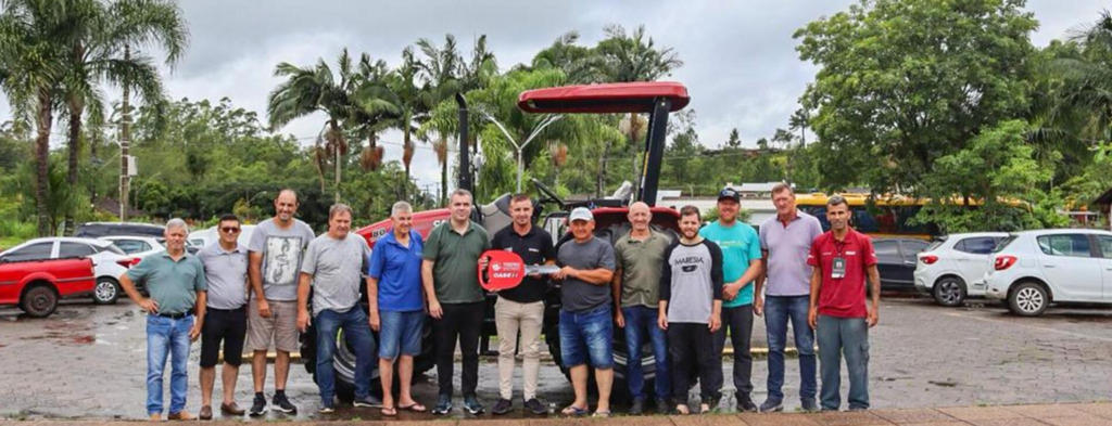 PREFEITURA ENTREGA NOVO TRATOR À 
AGRICULTURA DO MUNICÍPIO DE MORRINHOS DO SUL