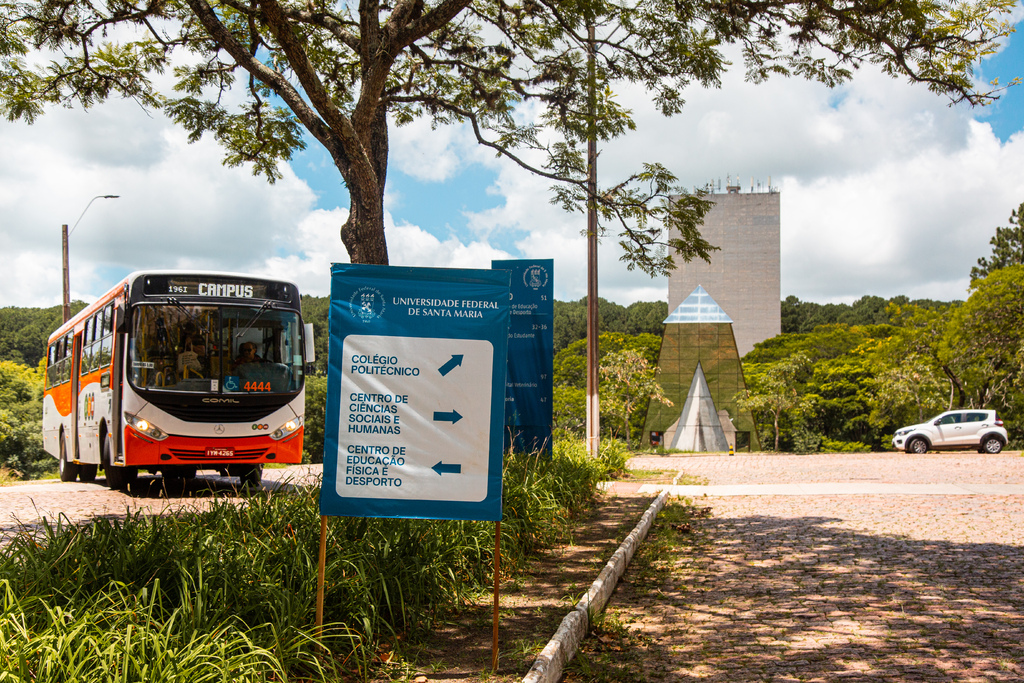 Foto: Nathália Schneider (Diário) - No campus da UFSM, em Camobi, placas indicam os locais de prova e pontos de ônibus