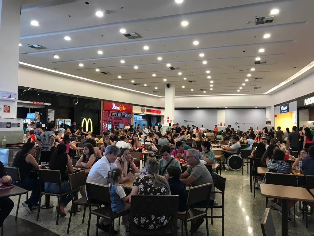 Foto: Divulgação - Movimento na Praça de Alimentação do Shopping Praça Nova