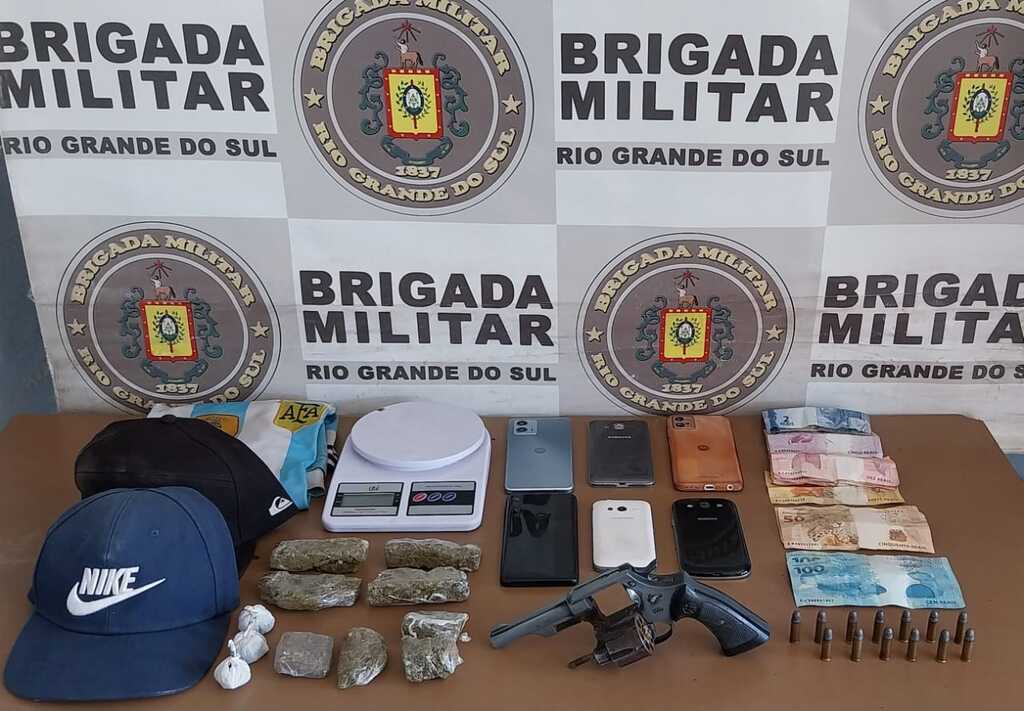 Foto: 4°BPM - Um revólver, munições, porções de maconha, balança de precisão, dinheiro, celulares e roupas foram apreendidos pela Brigada Militar