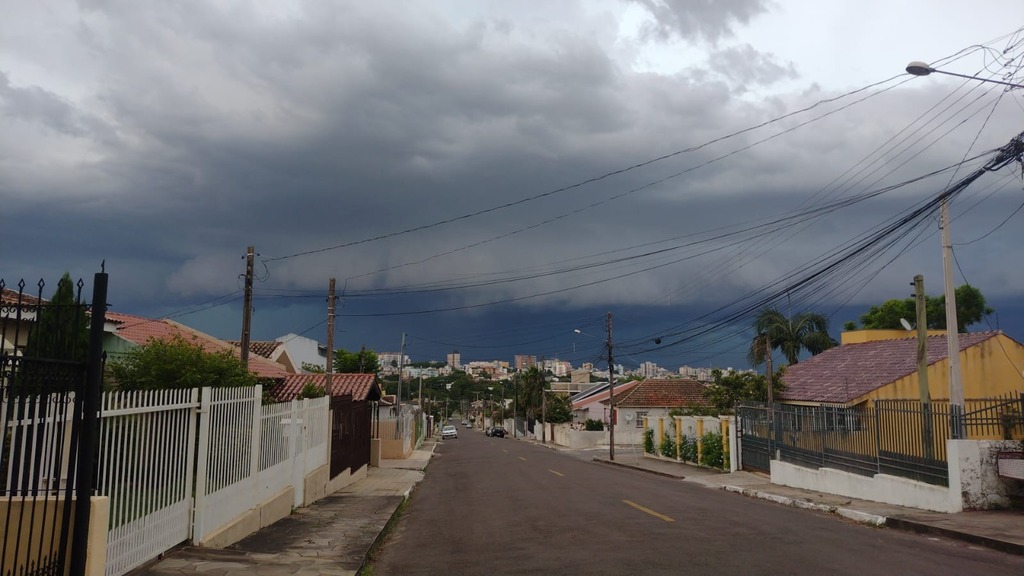 título imagem Domingo de vestibular tem chuva e ventania de 75 km/h: confira a previsão da semana em Santa Maria e região
