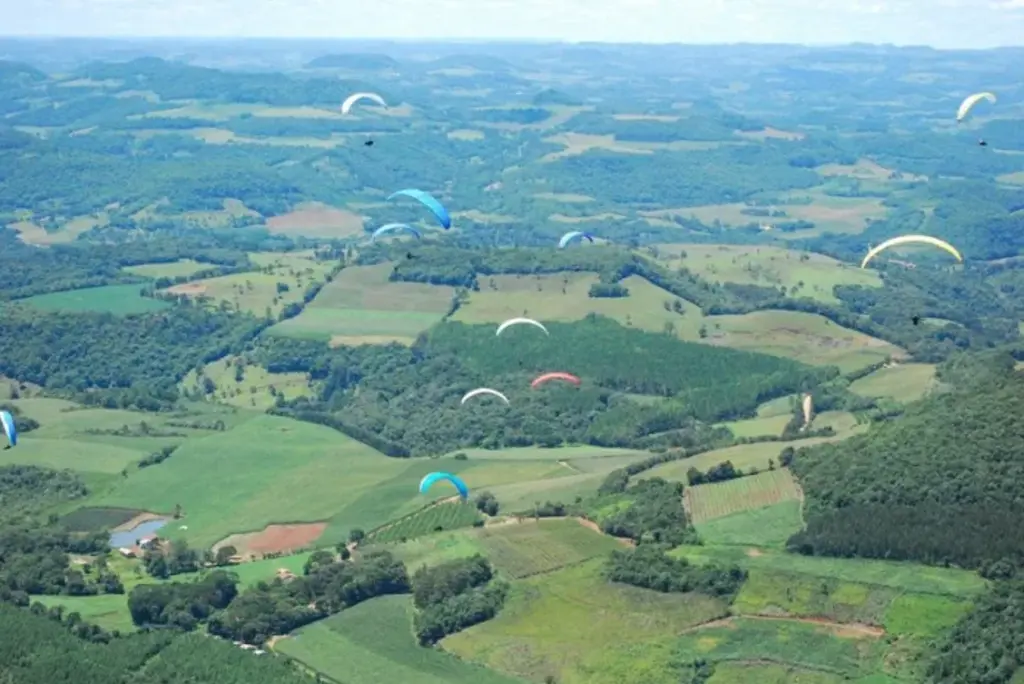 Atleta sofre queda de parapente em Tangará