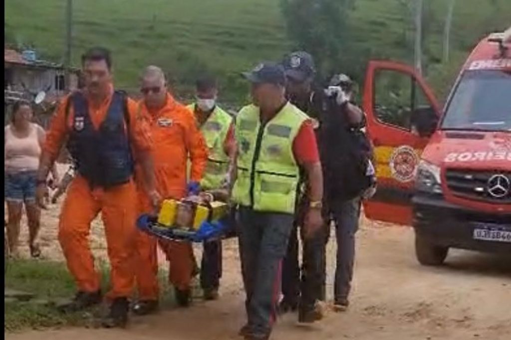 Parede cai sobre homem e precisa ser resgatado com reforço da aeronave, em Imaruí