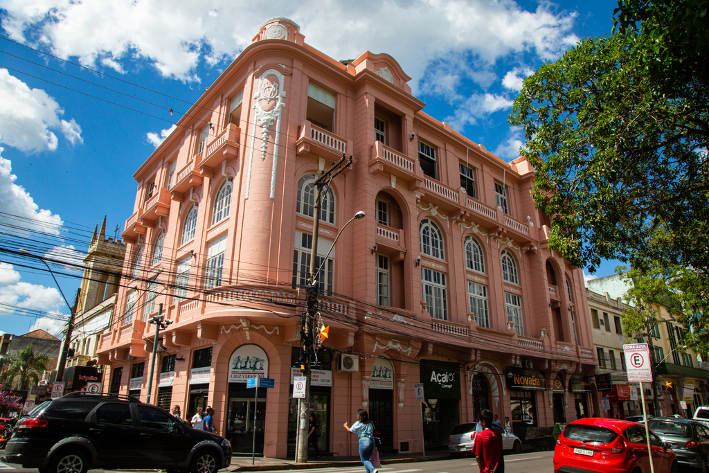 Foto: Nathália Schneider (Diário) - O Edifício João Fontoura Borges, conhecido como prédio da antiga Sede da Sociedade União dos Caixeiros Viajantes (SUCV) foi inaugurado em 1926