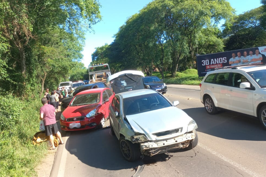título imagem Colisão entre três veículos bloqueia trânsito na Faixa Nova de Camobi na tarde desta segunda