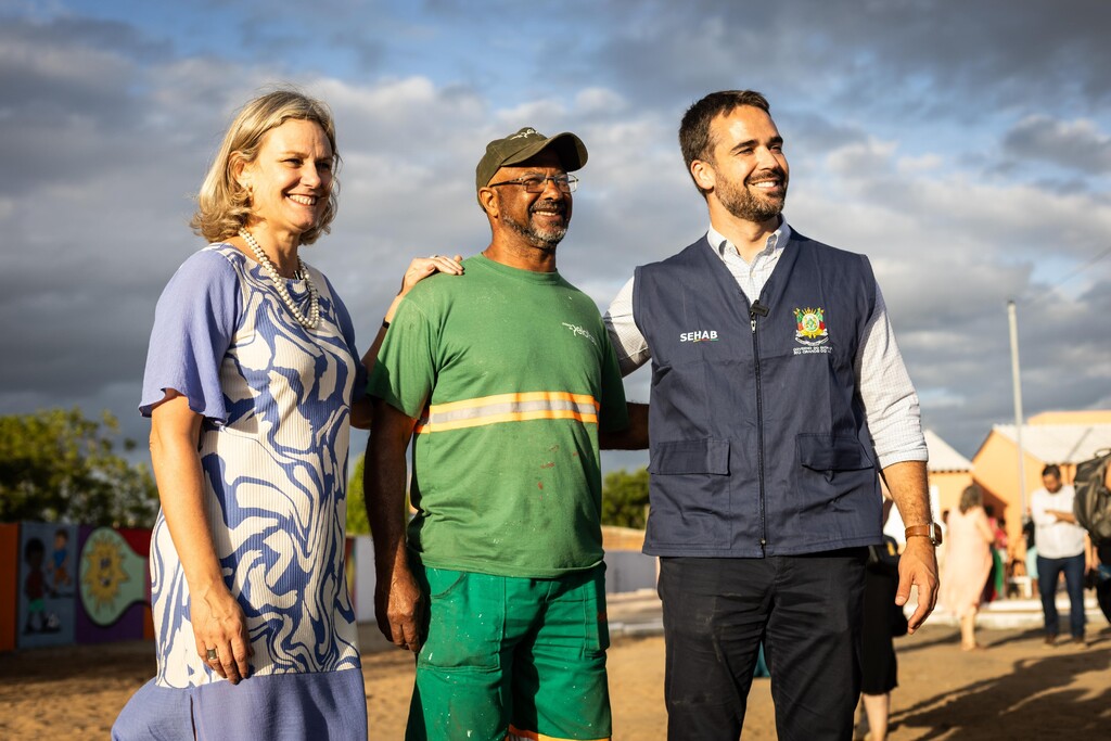 Foto: JRC - DP - Além da sua importância social, o espaço do Loteamento do Engenho, oferece ambiente diferenciado para a convivência entre seus moradores. Um dos destaques é o trabalho feito no grande muro lateral, com pinturas geométricas e formas das mais variadas, com faces e outros itens. Tudo com a competência de Luís Eduardo Cesar Mota, o popular Luizinho Pintor, funcionário da Secretaria de Trânsito há 37 anos. O visual é colorido e chama a atenção. Pelo trabalho (fotos), ele recebeu cumprimentos do governador Eduardo Leite (PSDB) e da prefeita Paula Mascarenhas (PSDB).