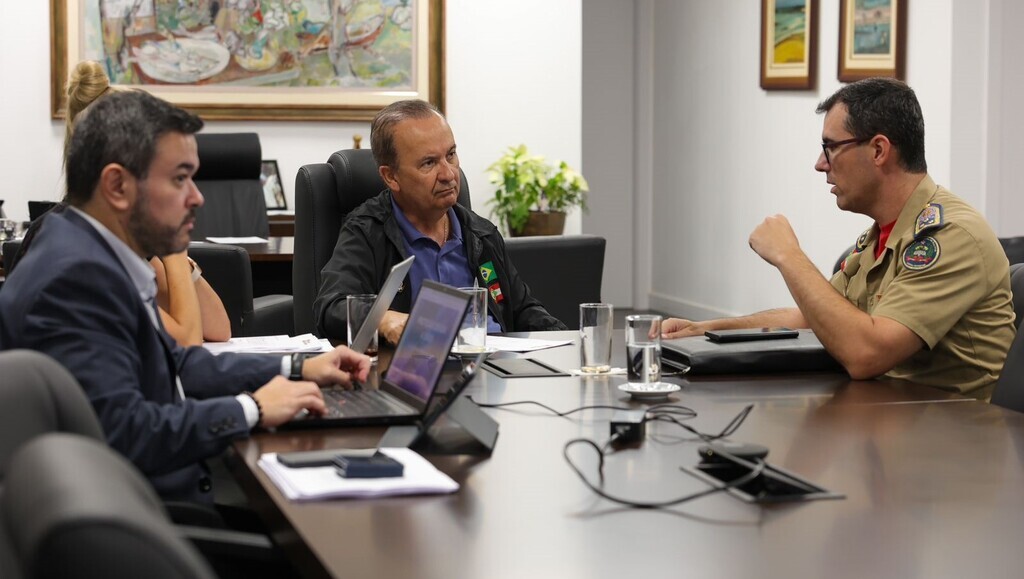 Roberto Zacarias/Secom - Governador, novo secretário de Defesa Civil e Edgard Usuy, responsável pela pasta do Planejamento