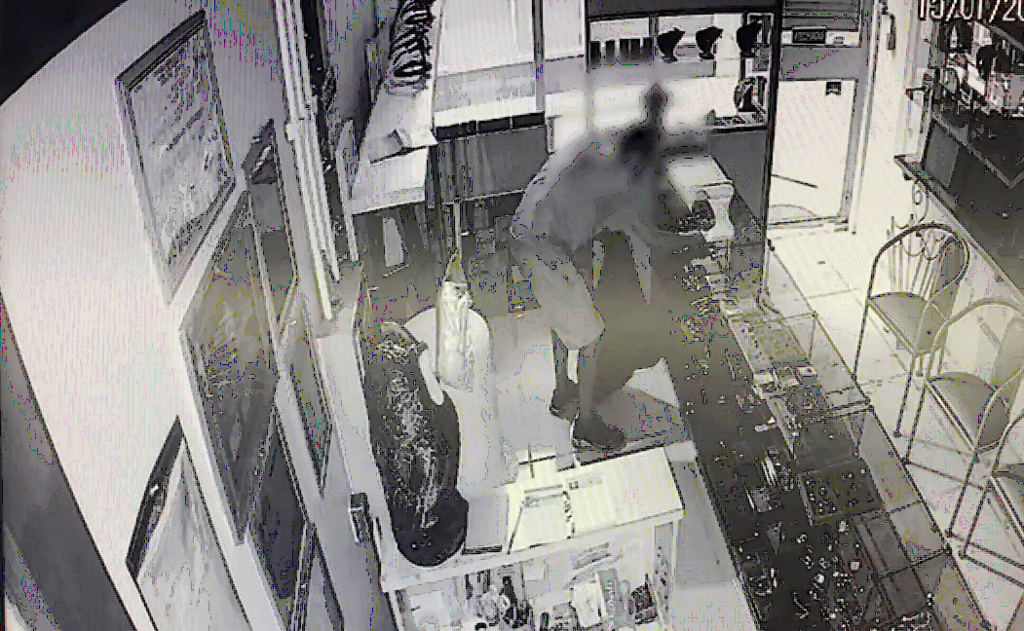 título imagem VÍDEO: ladrão arromba joalheria no centro de Santa Maria e leva R$ 10 mil em joias