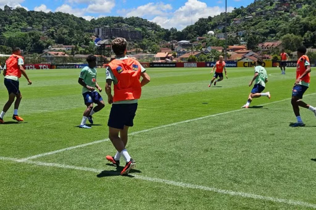  - Ramon promoveu mais testes no segundo tempo do coletivo da seleção pré-olímpica — Foto: Rodrigo Lois