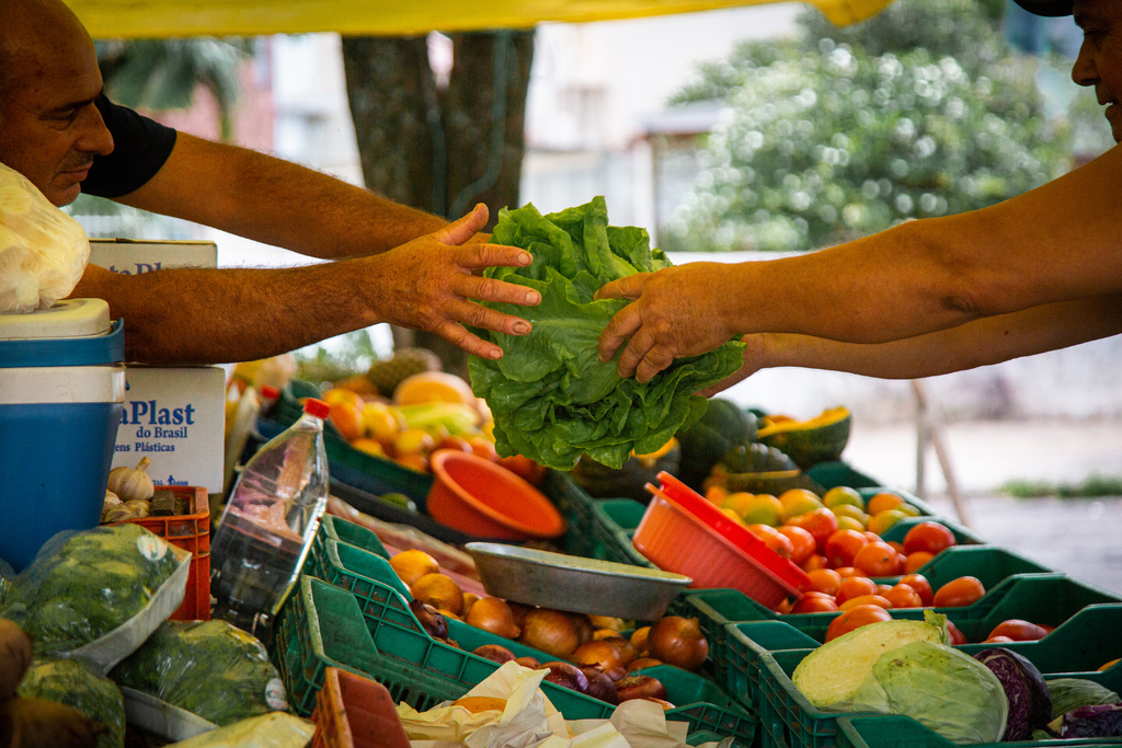 título imagem Frutas, verduras e produtos coloniais: veja a agenda de feiras desta semana em Santa Maria