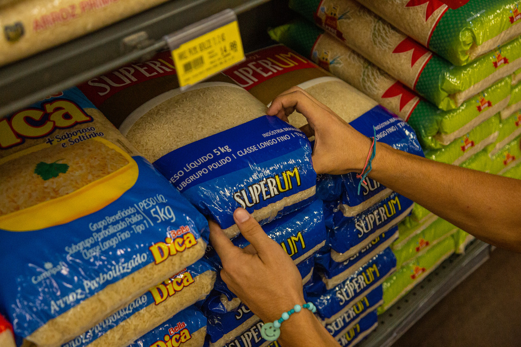 título imagem Preço do arroz assusta consumidores: “Toda vez dói no bolso”