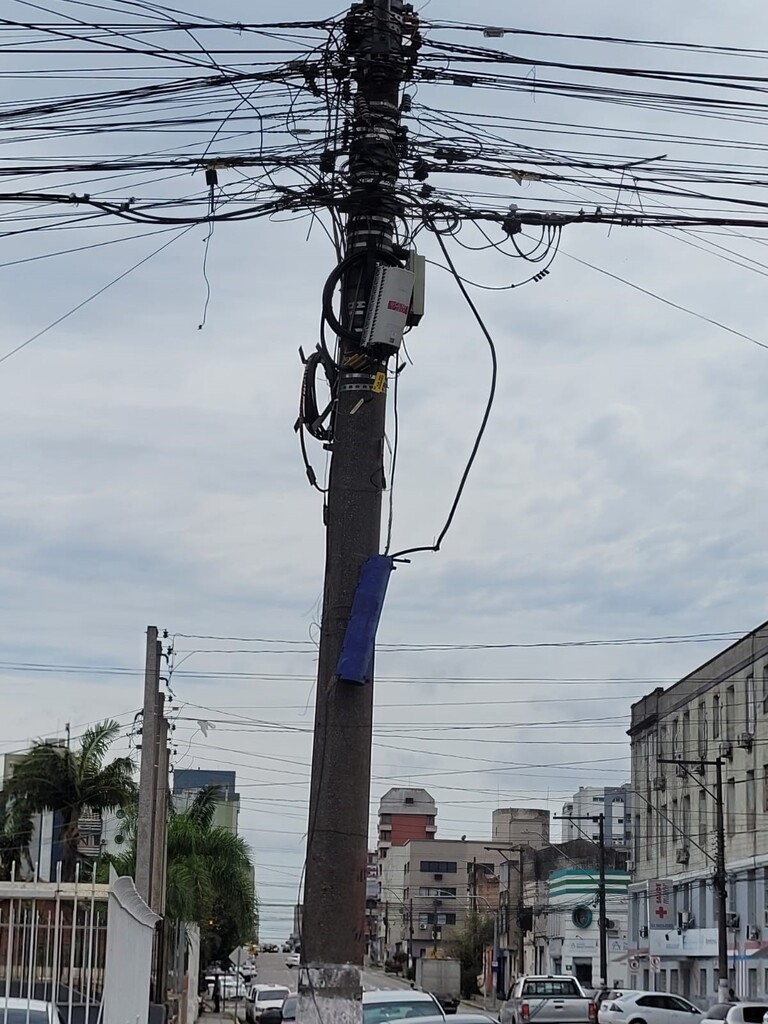 Fotos: JRC  -  DP - Não é de hoje que se fala e escreve sobre o horror que é o visual dos fios cortados, atirados, pendurados e afins, nas ruas de Pelotas. É uma vergonha. Situação de ontem na quadra da rua Uruguai, entre as ruas General Osório e Marechal Deodoro, escancara a triste realidade (fotos). Algo precisa ser feito. Urgentemente. Parece que as operadoras de telefonia em geral fazem o que querem, não dão bola e não estão nem aí. Ação às ganhas dos poderes para resolver, com prazos e aplicações de multas.