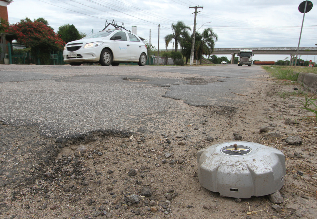 Foto: Carlos Queiroz - DP - Resquício de roda à margem da via mostra o problema constante