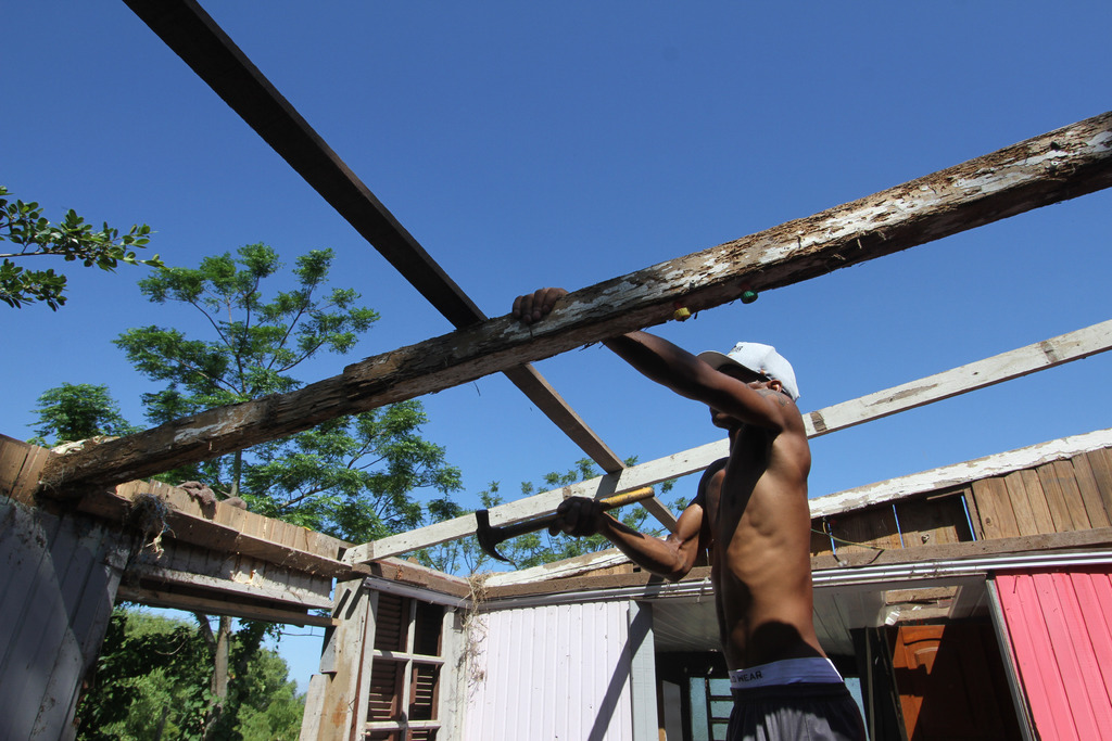 Foto: Carlos Queiroz - DP - Rodrigo aproveitou a segunda-feira de sol para desmontar a antiga casa
