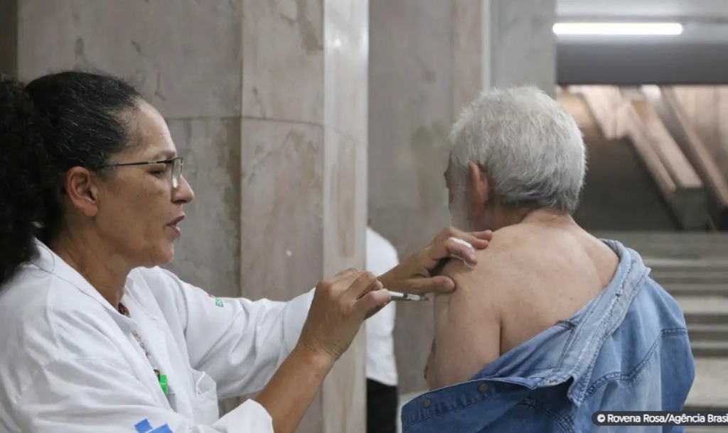 Aumentar vacinação de grupos de risco é desafio no combate à covid-19