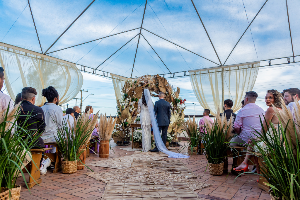  - A cerimônia foi realizada no Praia Eventos, com uma vista linda para Praia da Vila. - Foto: Hellen Rezena Fotografia/Divulgação