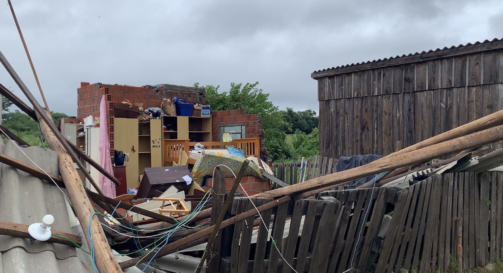 Com o temporal, casa desaba e fica completamente destruída na Vila Babilônia