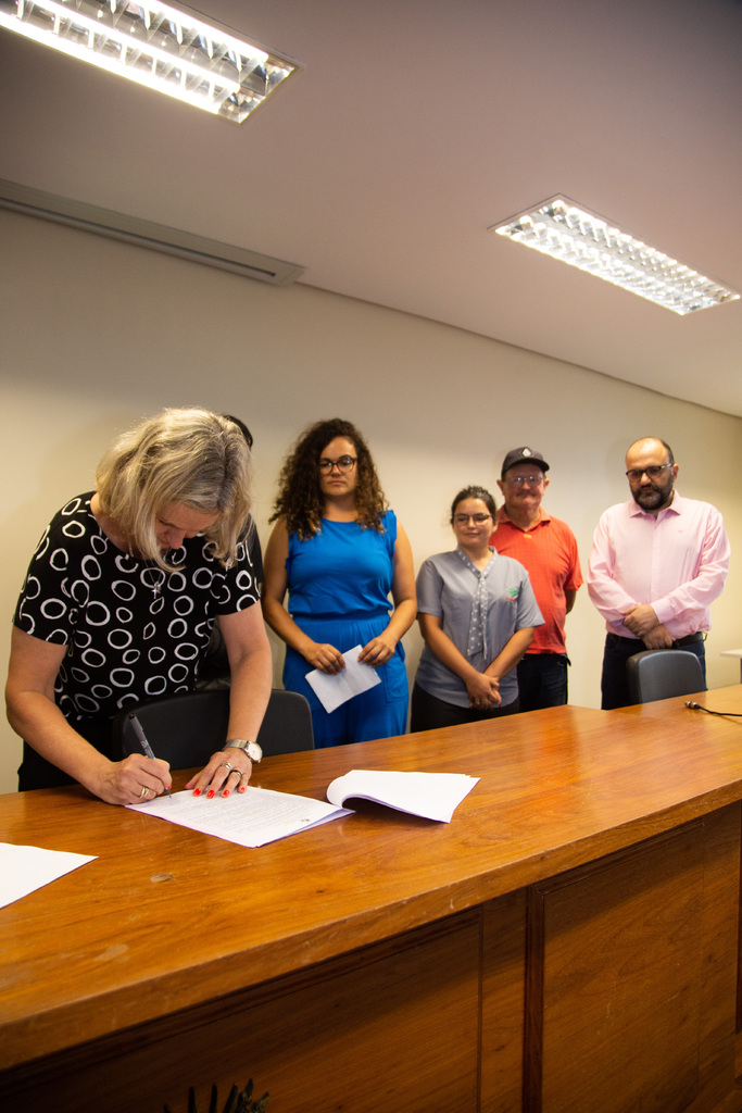 Contrato para reconstrução de estrada do Pontal da Barra é assinado