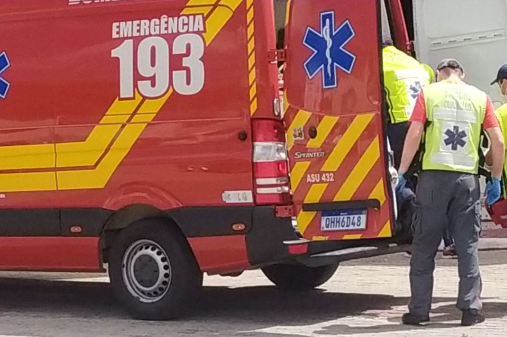 Dois meninos recebem atendimento dos bombeiros após queda de bicicleta no Village