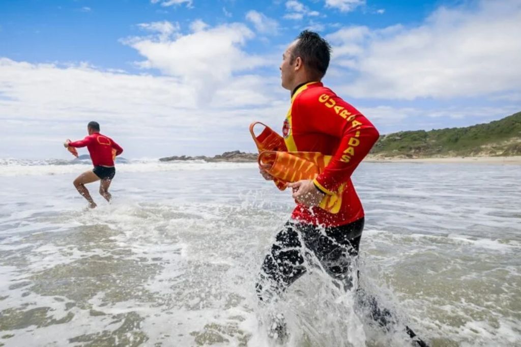 Salva-vidas resgatam três banhistas no Canto da Vila e atendem jovem na Praia do Porto