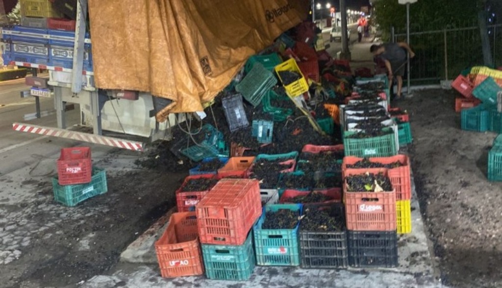 Caminhão carregado de Uva tem carga desprendida em frente a restaurante em Apiúna