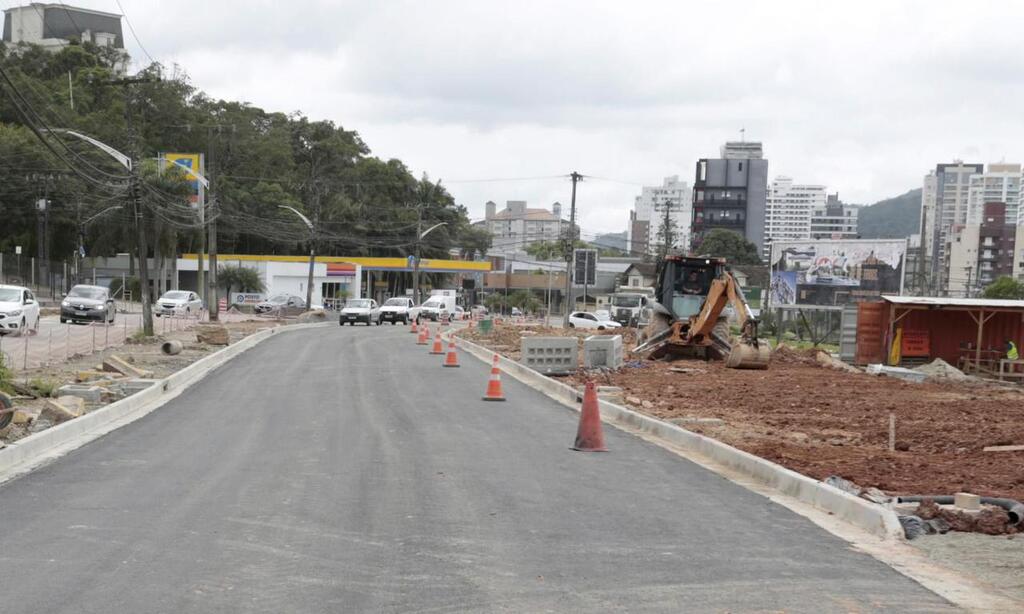 Obras de travessias para rede elétrica em Joinville terão interdições até sexta-feira