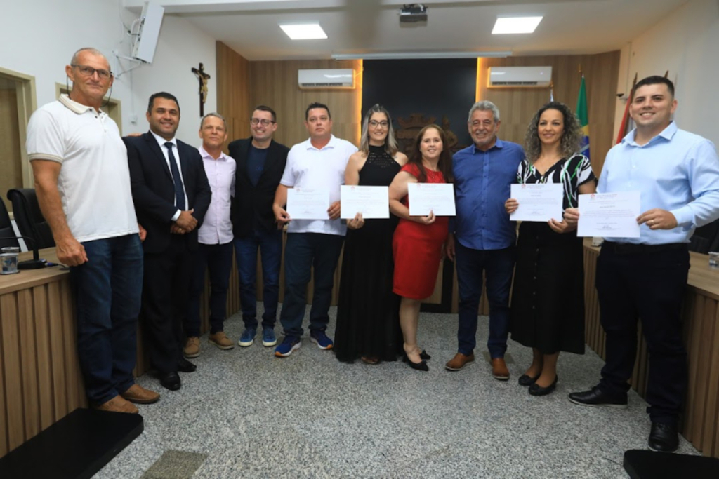 Foto crédito Prefeitura Municipal - A Prefeitura por meio do Prefeito Municipal Godofredo Moreira empossou os conselheiros no dia 10 de janeiro. Participaram da cerimônia o secretário de Assistência Social, Sandro Maier Cardoso, o presidente do Conselho Municipal dos Direitos da Criança e do Adolescente (Cmdca), Misael Ferreira Thiago, e os vereadores Rangel Friolin, Raulino Nikel, Fernando Ledoux e Sidnei Mira.