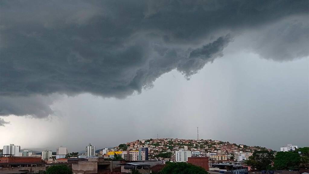 Santa Catarina alerta para fortes temporais e riscos diversos