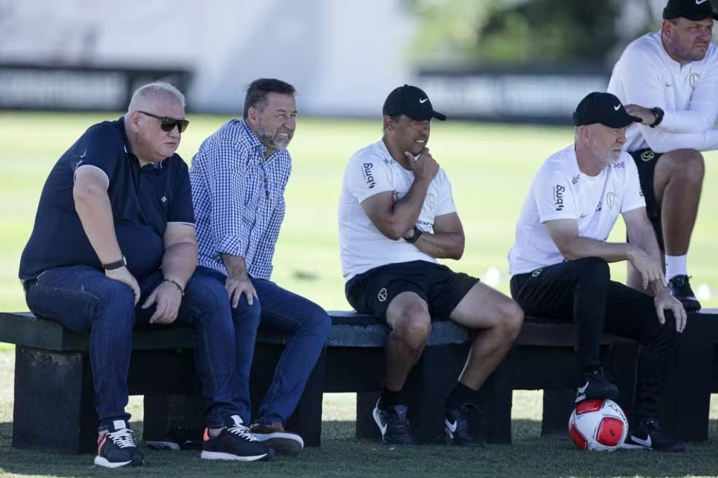  - Rubão, Augusto Melo e Mano Menezes acompanham treino do Corinthians — Foto: Rodrigo Coca/Agência Corinthians