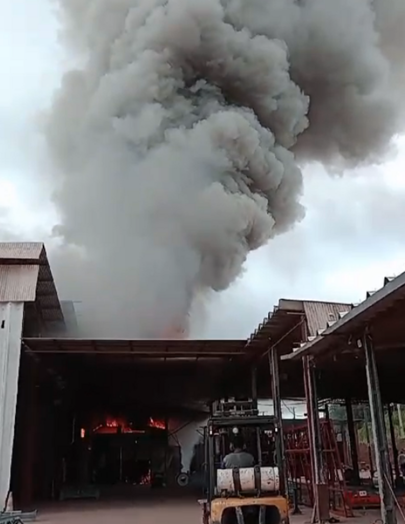 Incêndio atinge empresa agrícola em Santa Maria na tarde desta quinta-feira; ninguém ficou ferido