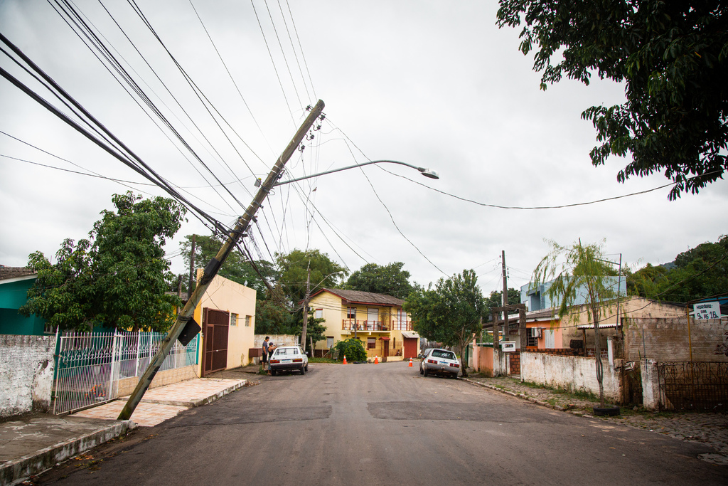 Foto: Nathália Schneider (Diário) - Na manhã desta quinta-feira, pelo menos 14 bairros ainda seguiam sem luz em Santa Maria