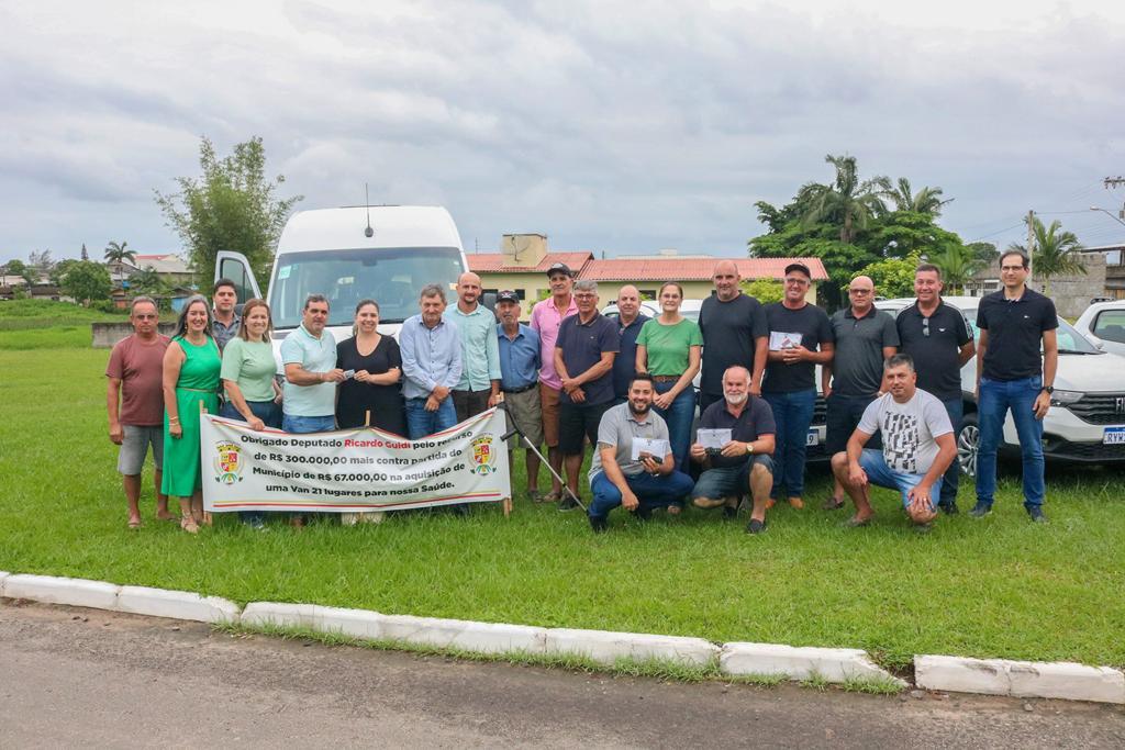 PREFEITURA FAZ A ENTREGA OFICIAL DE QUATRO VEÍCULOS 0KM EM SANTA ROSA DO SUL