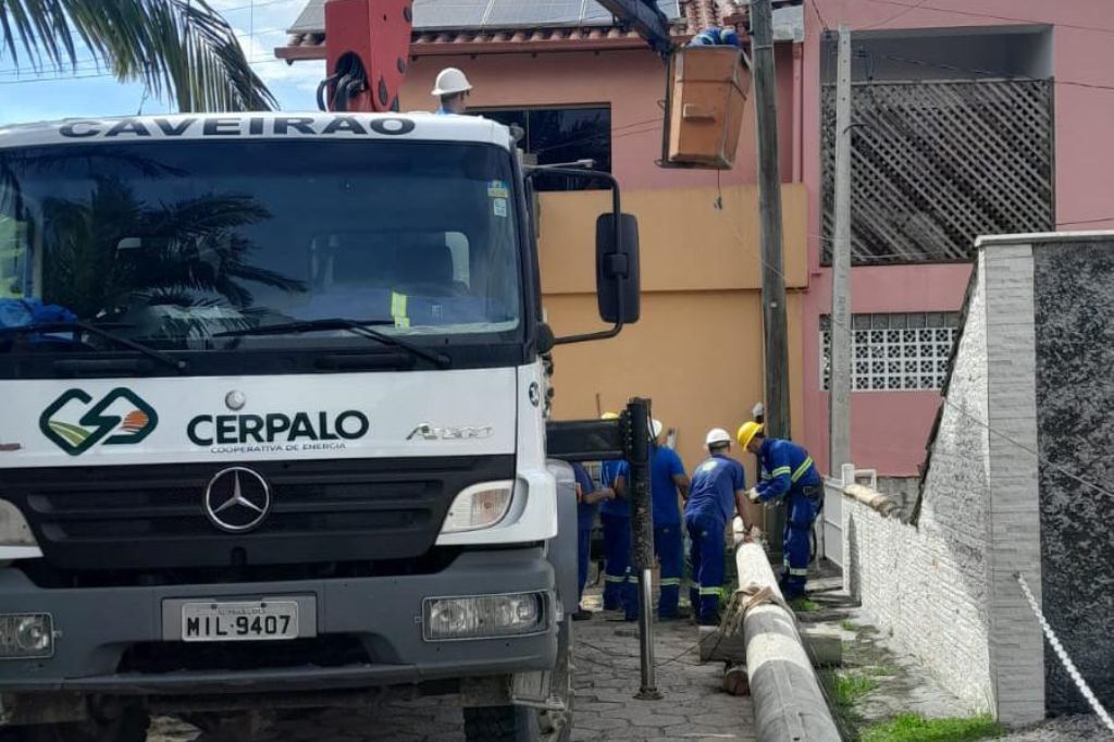 Cerpalo realiza substituição emergencial de poste na Barra de Ibiraquera