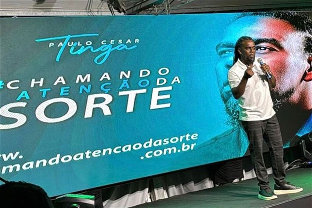 Ex-jogador de Inter e Grêmio, Tinga estará em Santa Maria para sessão de autógrafos em livro neste sábado