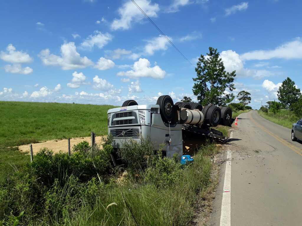 Caminhão carregado de arroz tomba em estrada da região