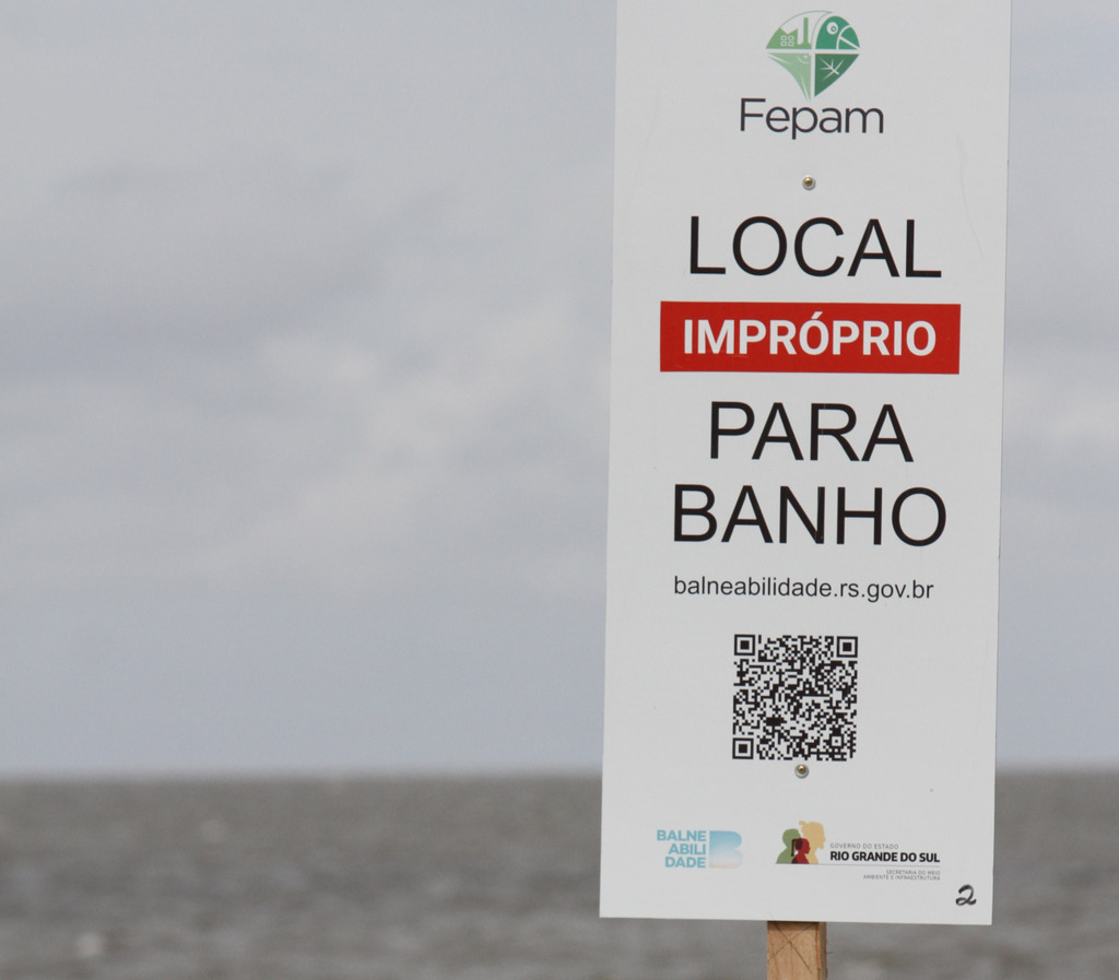 Foto: Carlos Queiroz - DP - Placas sinalizam locais impróprios