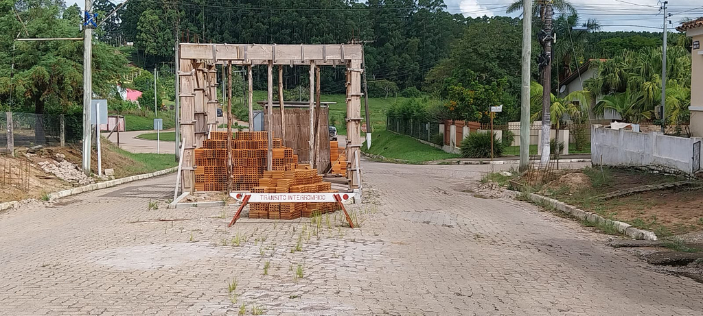 Construção de pórtico na entrada de Piratini está parada há cinco meses