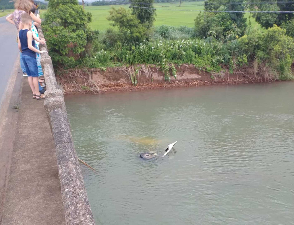 CAÇAMBA CAI NO RIO EM PONTE QUE DIVIDE SÃO JOÃO DO SUL E PRAIA GRANDE