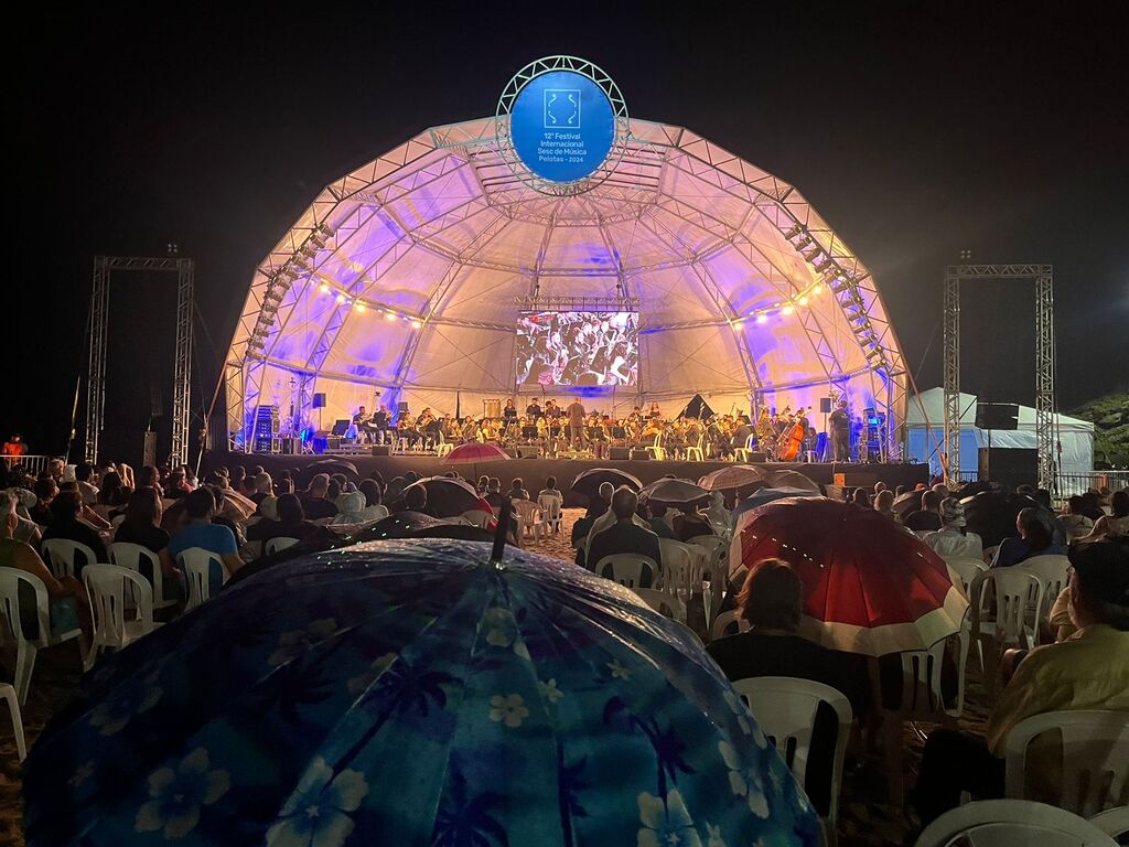 Primeira noite de Festival na praia leva público ao Laranjal