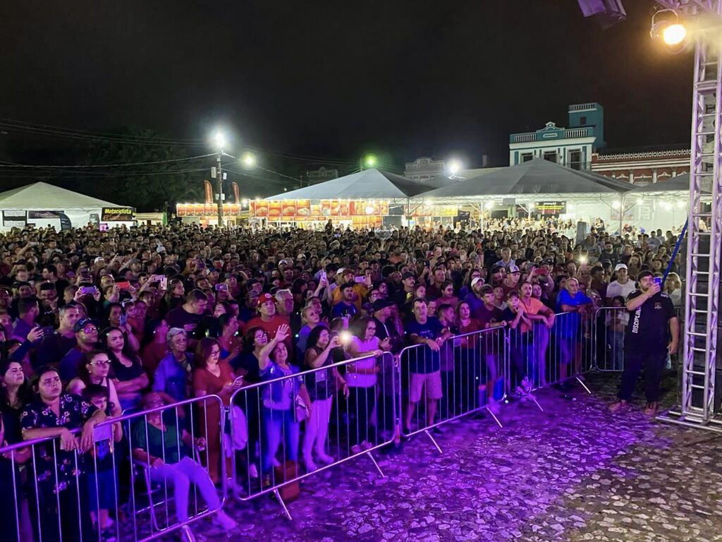 Foto: Prefeitura de Jaguarão - Divulgação - DP - Show musicais e motociclísticos levaram milhares às ruas