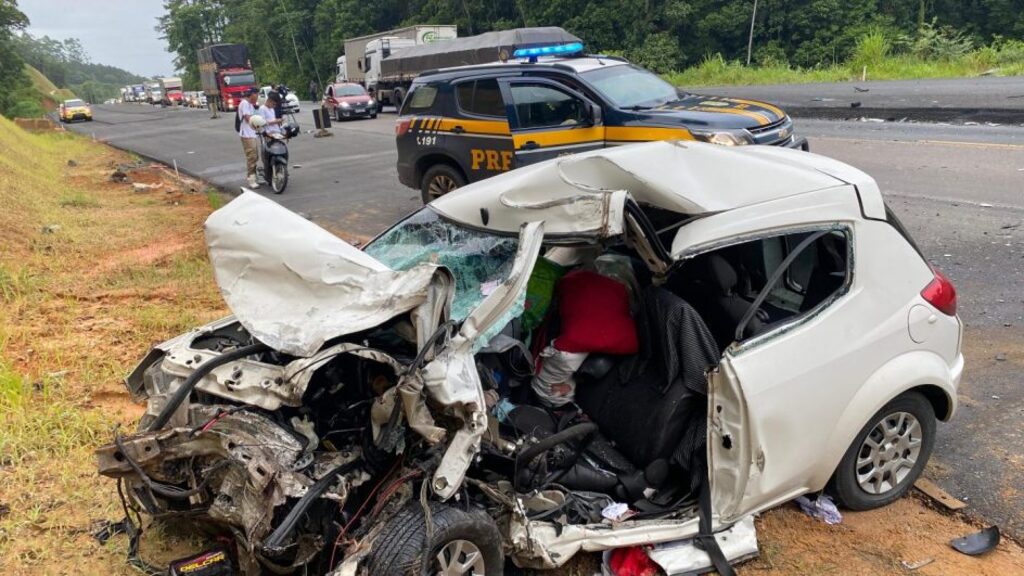 Motorista morre em acidente com caminhão na BR-470 em Blumenau