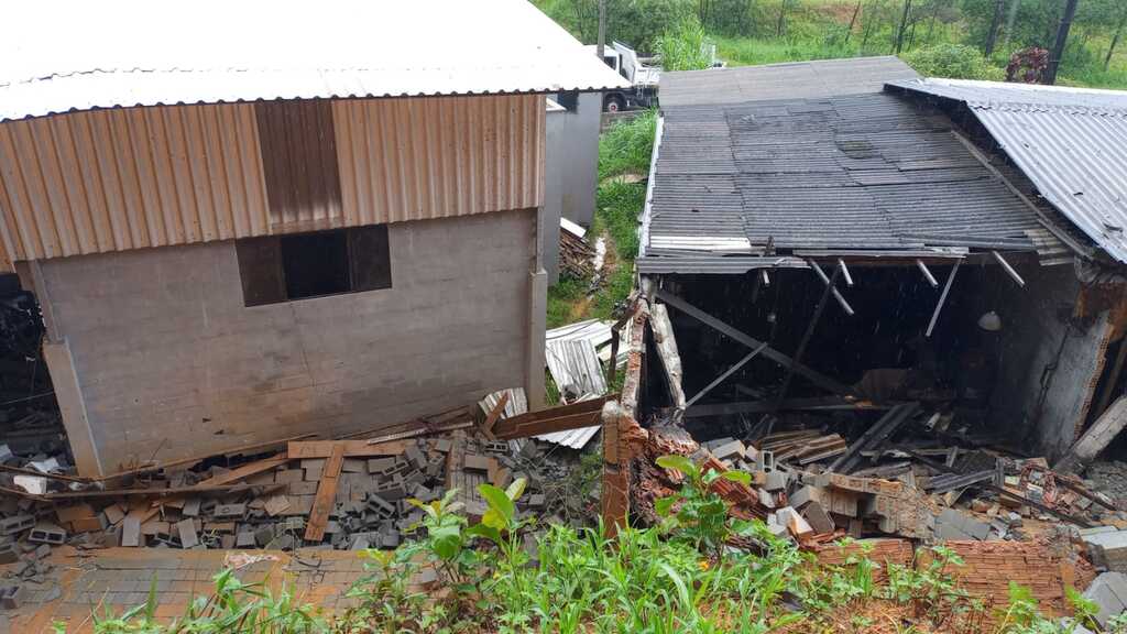 Deslizamento de terra atinge obra em Joinville, deixando trabalhadores soterrados sob muro