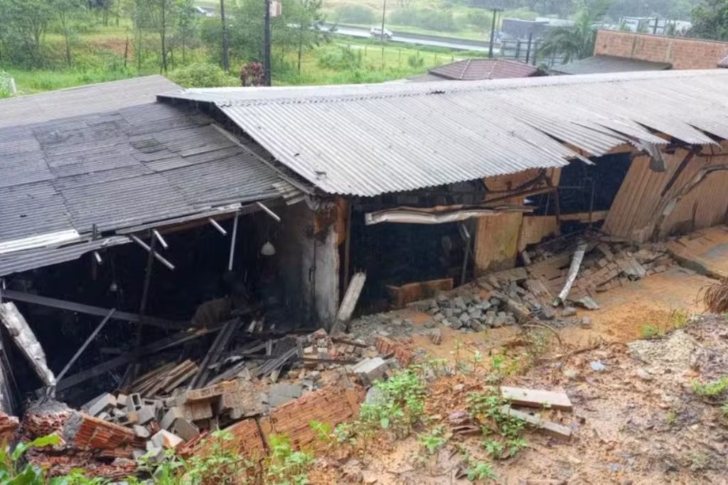  - Deslizamento de terra em Joinville, no Norte de Santa Catarina — Foto: Raphael Ribeiro/NSC TV