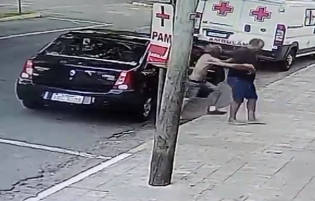 VÍDEO: homem chega ferido ao PA do Patronato após levar três tiros em Santa Maria