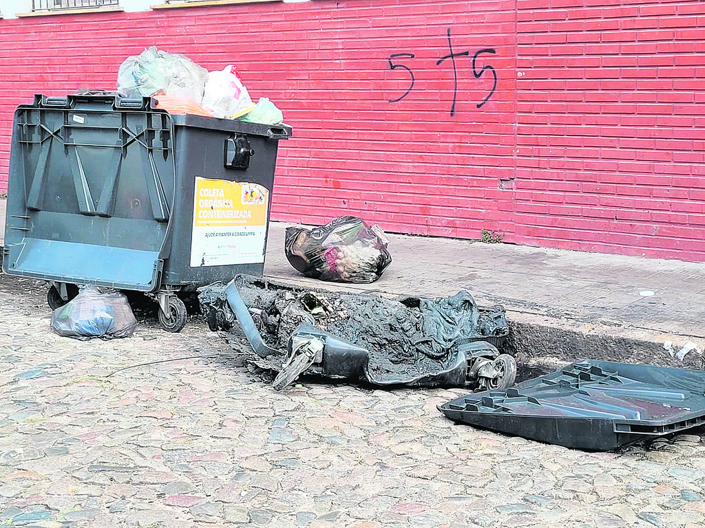 Foto: JRC - DP - A foto acima foi batida na tarde de sexta-feira, perto das 15h30min, na rua Dr. Cassiano, quase esquina General Osório. É o flagrante de mais uma lixeira queimada, certamente na noite anterior. Como diz o título, é apenas mais um registro - e muitos outros serão feitos - de atos de vandalismo, de falta de cidadania e de consciência coletiva na proteção de um bem material que é público, é de todos. Lamentável.